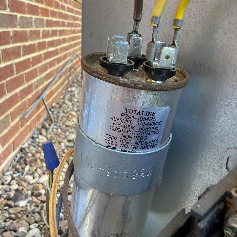AC capacitor with triple terminal wiring connections AC capacitor with triple terminal wiring connections