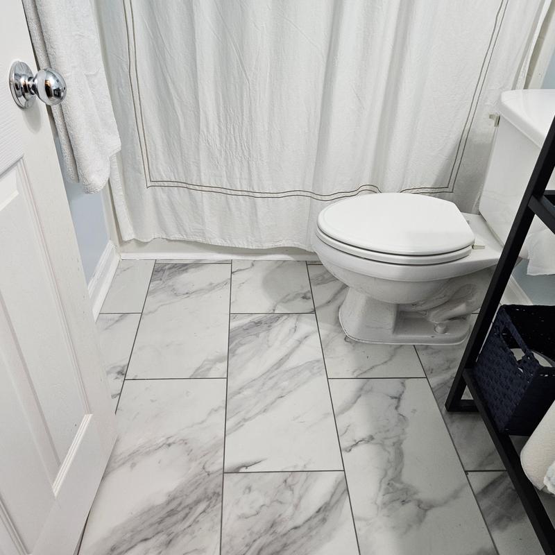 Marble-pattern bathroom floor tile installation Marble-pattern bathroom floor tile installation