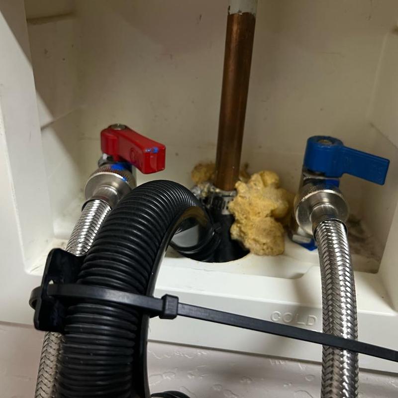 Laundry box shut-off valves with new quarter-turn fittings Laundry box shut-off valves with new quarter-turn fittings