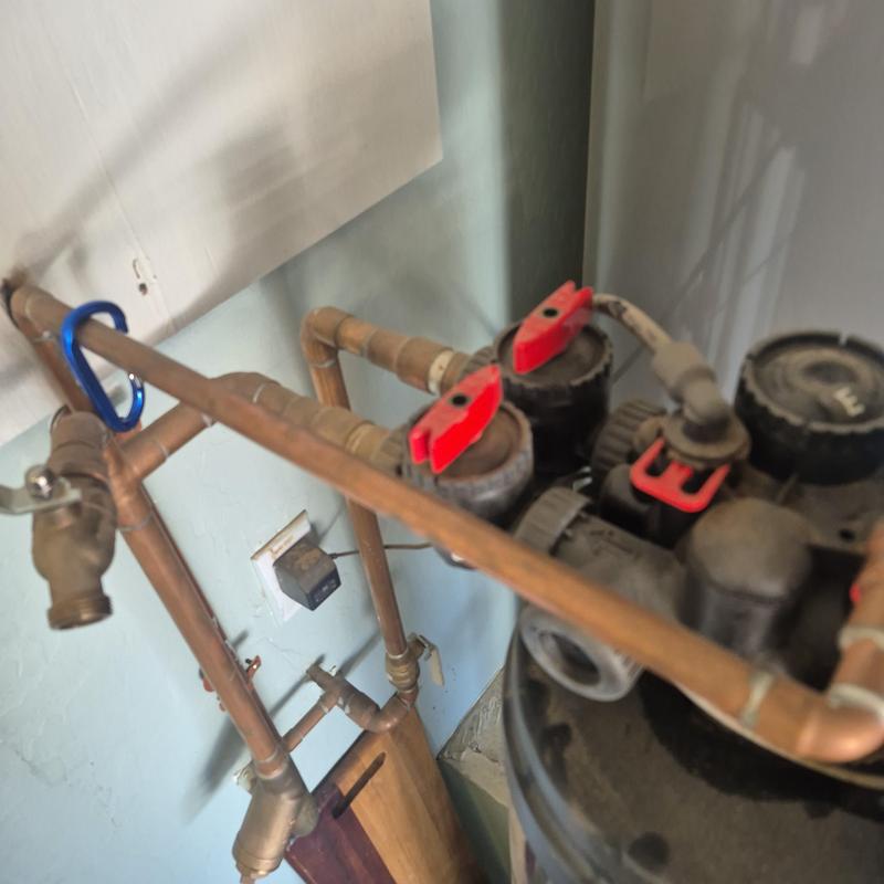 Water softener valve assembly with copper pipes adjustment