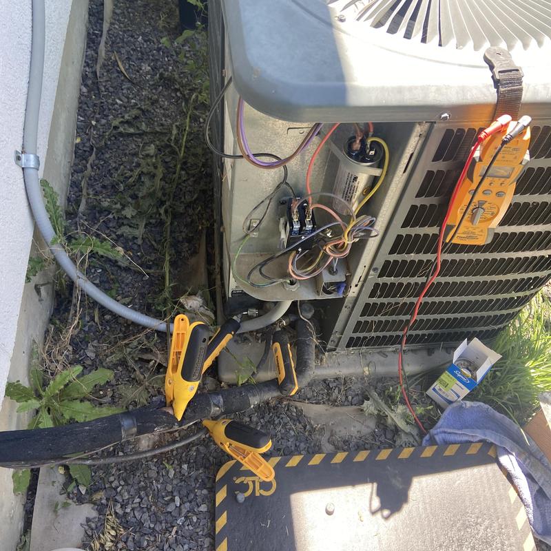 Air conditioner condenser diagnostics with multimeter clips Air conditioner condenser diagnostics with multimeter clips