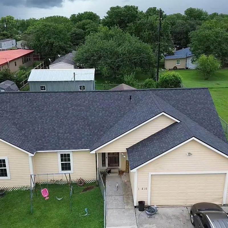 Owens Corning Onyx Black Roof installation on house