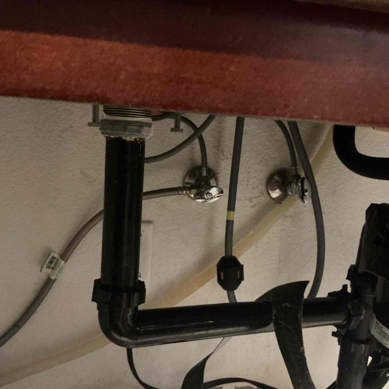 Quarter-turn angle stop valves on water supply lines