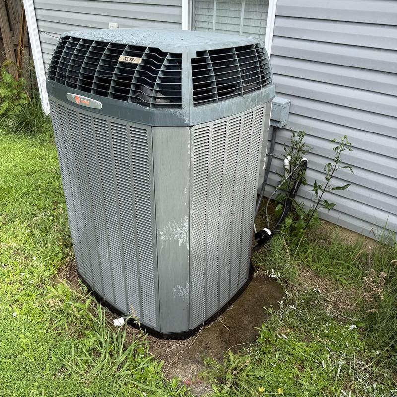 Trane XL16i air conditioner condenser unit outdoors Trane XL16i air conditioner condenser unit outdoors