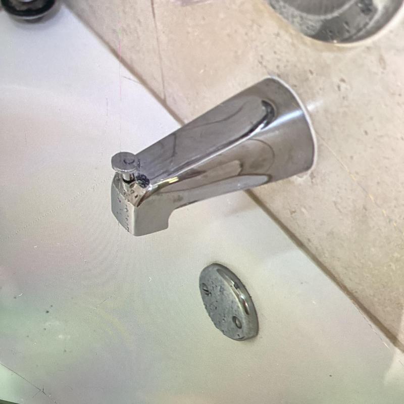Bathtub spout diverter with copper pipe adapter installed