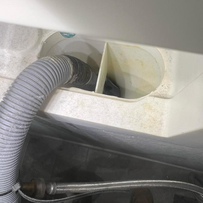Washing machine drain hose and vent pipe connection Washing machine drain hose and vent pipe connection