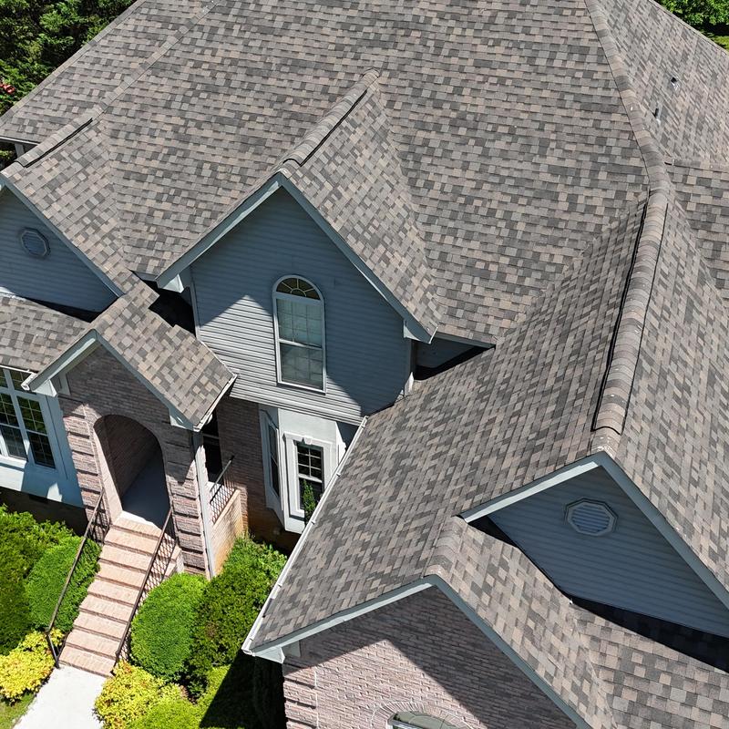 Gas asphalt shingle roofing on Guntersville Lake house