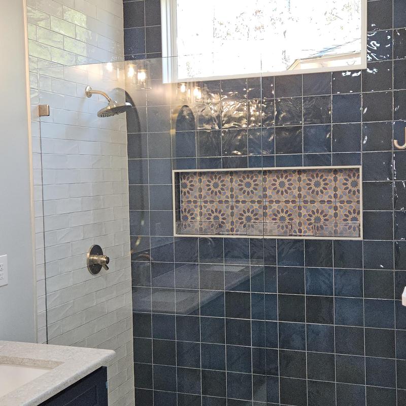 Shower tile with decorative niche and glass enclosure Shower tile with decorative niche and glass enclosure