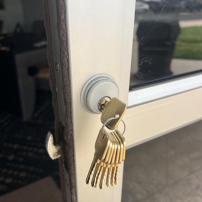 Door cylinder lock with multiple new keys on ring