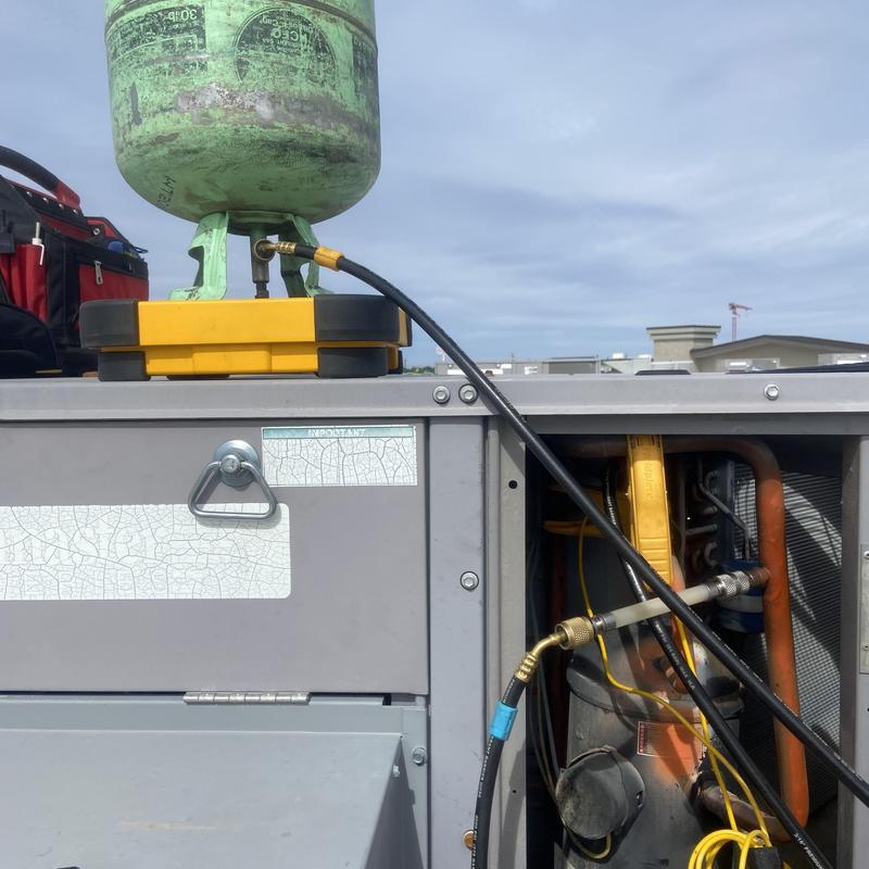 Rooftop HVAC unit refrigerant reclaim and recharge Rooftop HVAC unit refrigerant reclaim and recharge