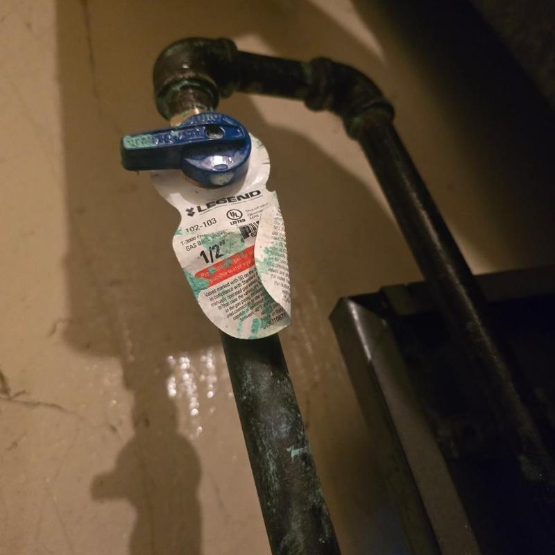 Gas valve with leak detection tag on pipe