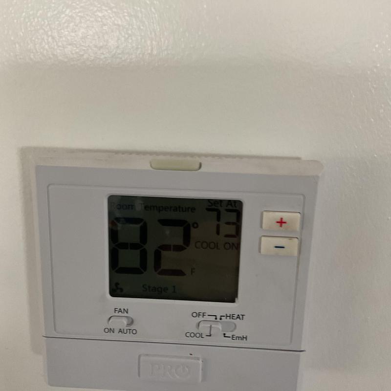 Thermostat display showing room temperature 82°F Thermostat display showing room temperature 82°F
