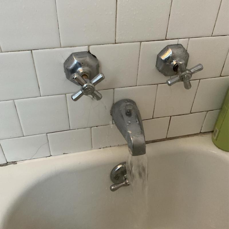 2-handle tubshower diverter valve with flowing water 2-handle tubshower diverter valve with flowing water
