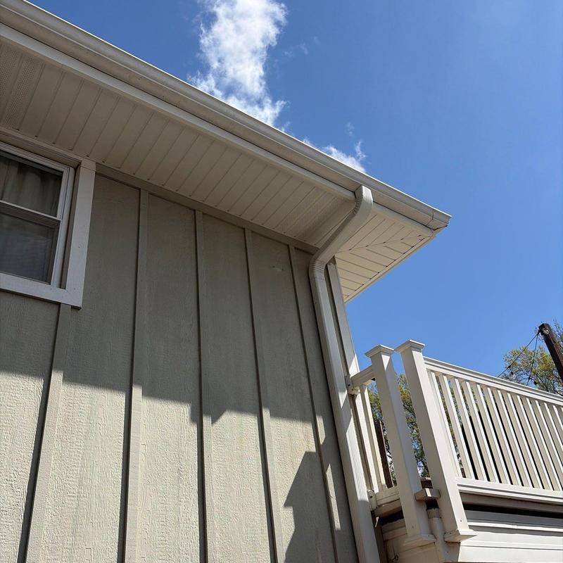 Aluminum U-Groove soffits and gutter system on house