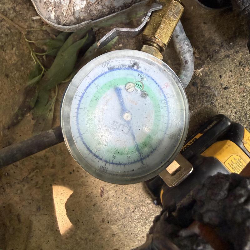 Refrigerant pressure gauge measuring HVAC system psi Refrigerant pressure gauge measuring HVAC system psi