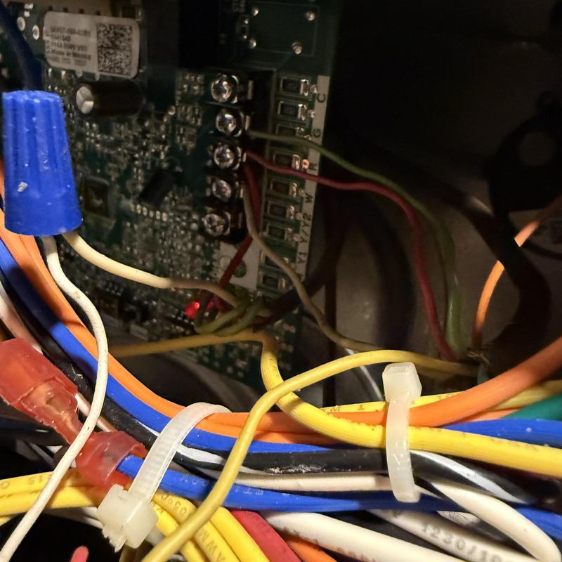 HVAC control board wiring with wire connectors HVAC control board wiring with wire connectors