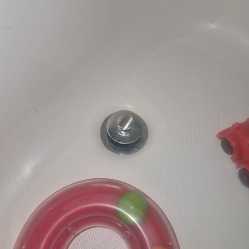 Tub stopper and pop-up assembly in bathtub drain