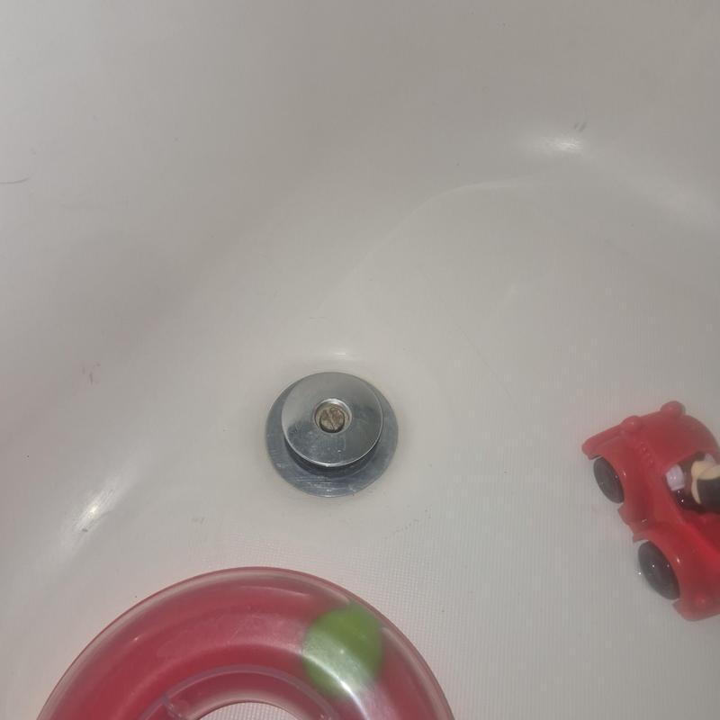 Tub stopper and pop-up drain assembly in bathtub