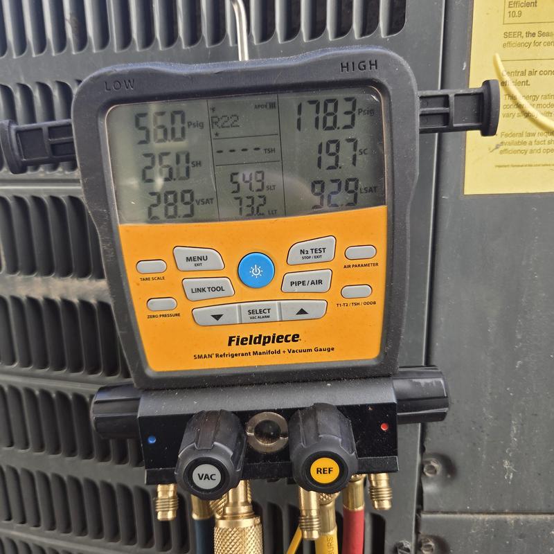 Refrigerant manifold gauge measuring AC pressure and temperature Refrigerant manifold gauge measuring AC pressure and temperature