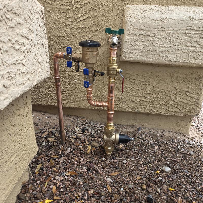 Pressure reducing valve and hose bib assembly outdoors Pressure reducing valve and hose bib assembly outdoors