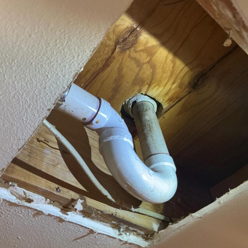 Shower drain pipe with leakage and water stains Shower drain pipe with leakage and water stains