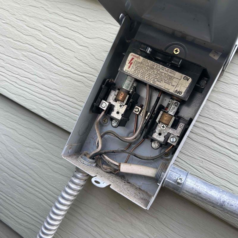 Doorbell transformer and wiring in outdoor box Doorbell transformer and wiring in outdoor box