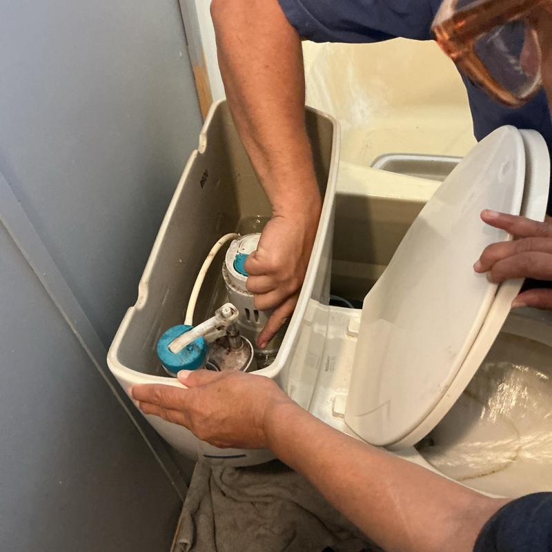 Toilet tank emergency stop valve leak inspection Toilet tank emergency stop valve leak inspection