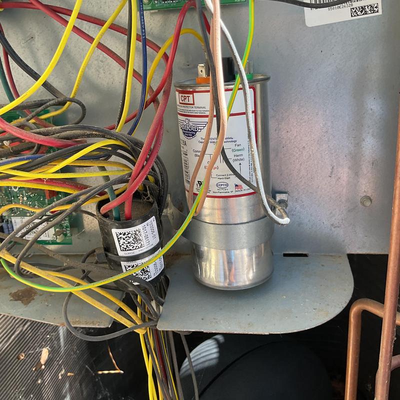 Compressor capacitor with electrical wiring in HVAC unit Compressor capacitor with electrical wiring in HVAC unit