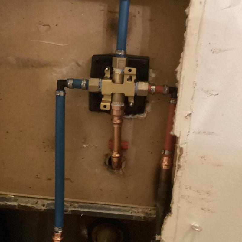 Shower valve with PEX and copper plumbing connections Shower valve with PEX and copper plumbing connections