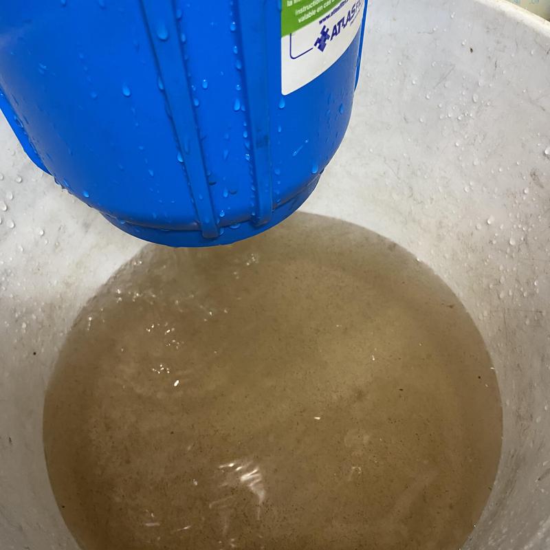 Water filter cartridge with dirty water draining