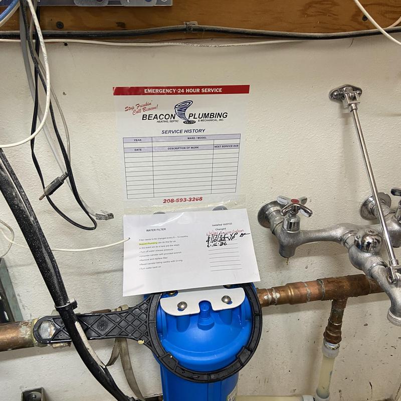 Water filter housing with cartridge replacement tools