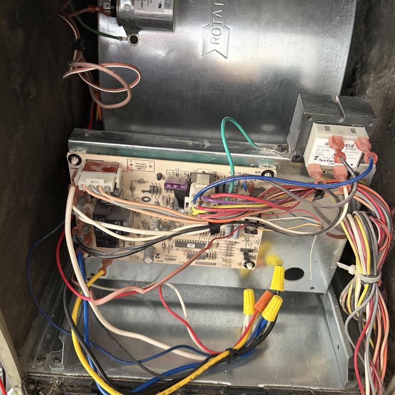 Air conditioner control board with wiring connections Air conditioner control board with wiring connections
