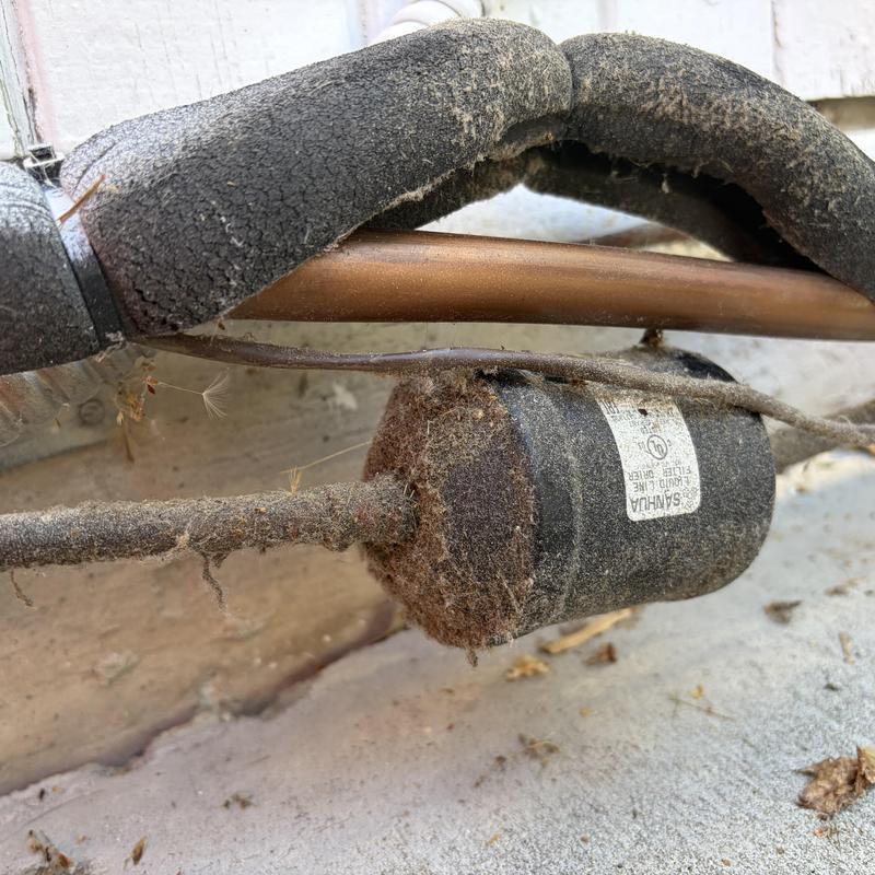 Air conditioner liquid line filter drier with oil residue