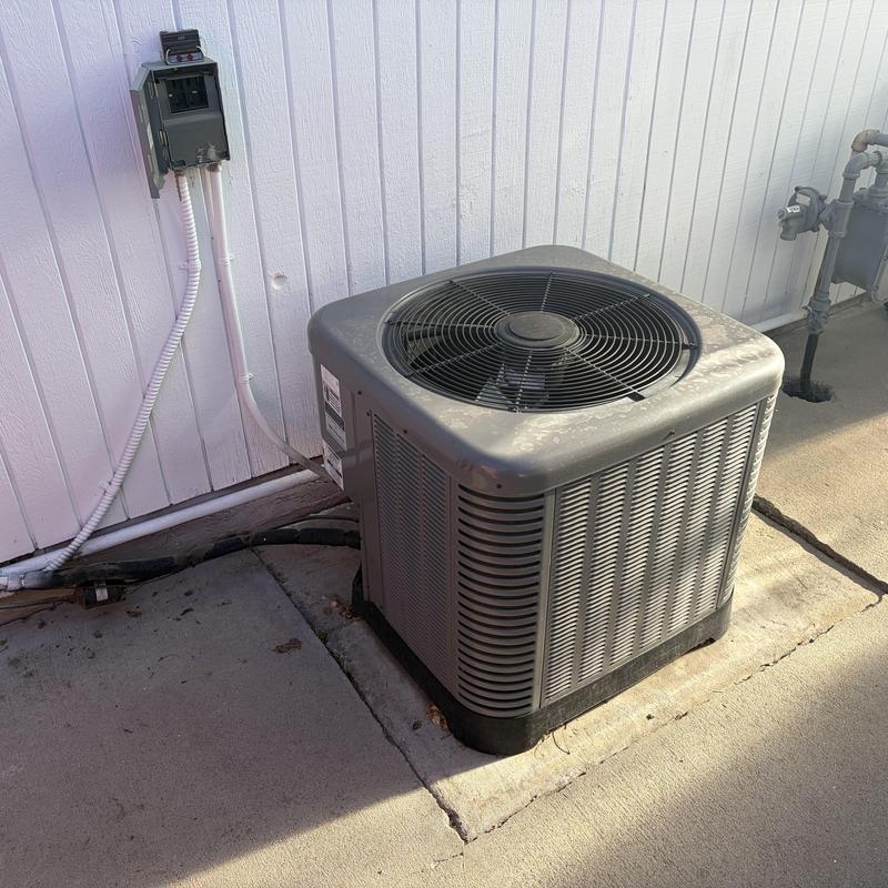 Air conditioner outdoor unit with refrigerant leak signs