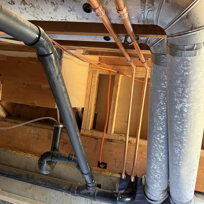 Copper type L water supply pipes with black drain pipes Copper type L water supply pipes with black drain pipes