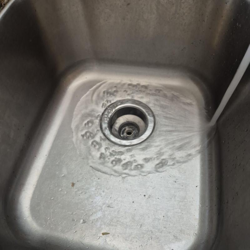 Kitchen sink basket strainer with running water