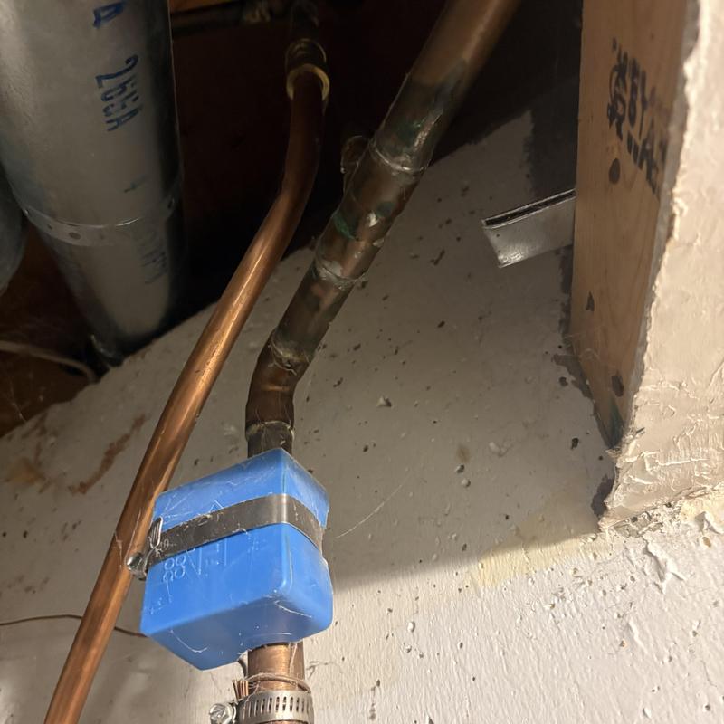 Copper plumbing pipes with blue water hammer arrestor installed