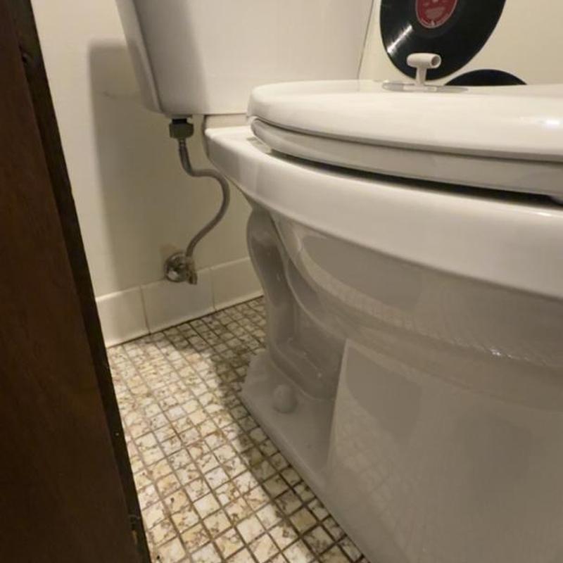 Toilet and flange replacement next to tiled floor