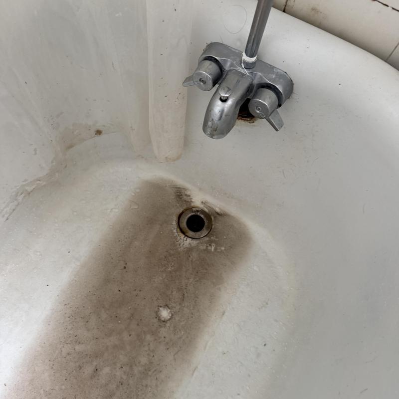 Bathtub drain with heavy dirt and rust buildup Bathtub drain with heavy dirt and rust buildup