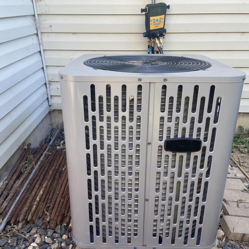Outdoor air conditioner condenser unit with diagnostic gauges