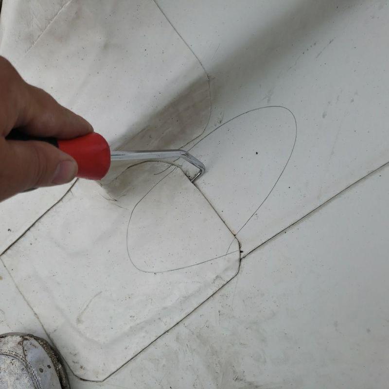 TPO flat roof seam inspection with hand tool TPO flat roof seam inspection with hand tool