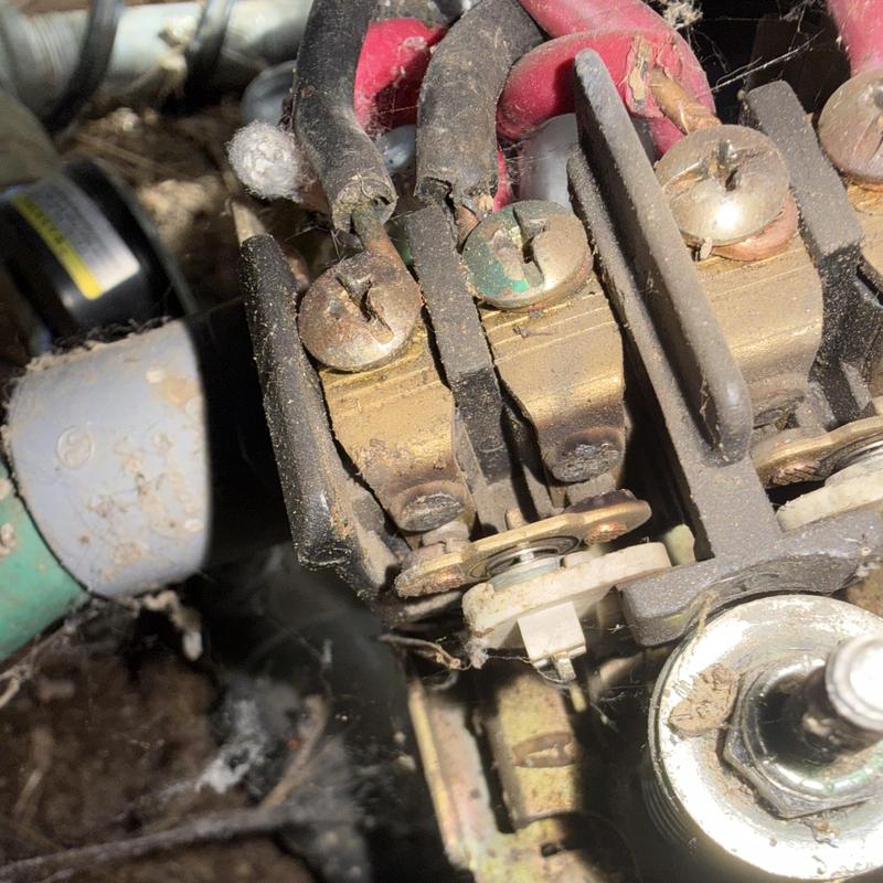 Well pressure switch with electrical pitting and heat damage Well pressure switch with electrical pitting and heat damage