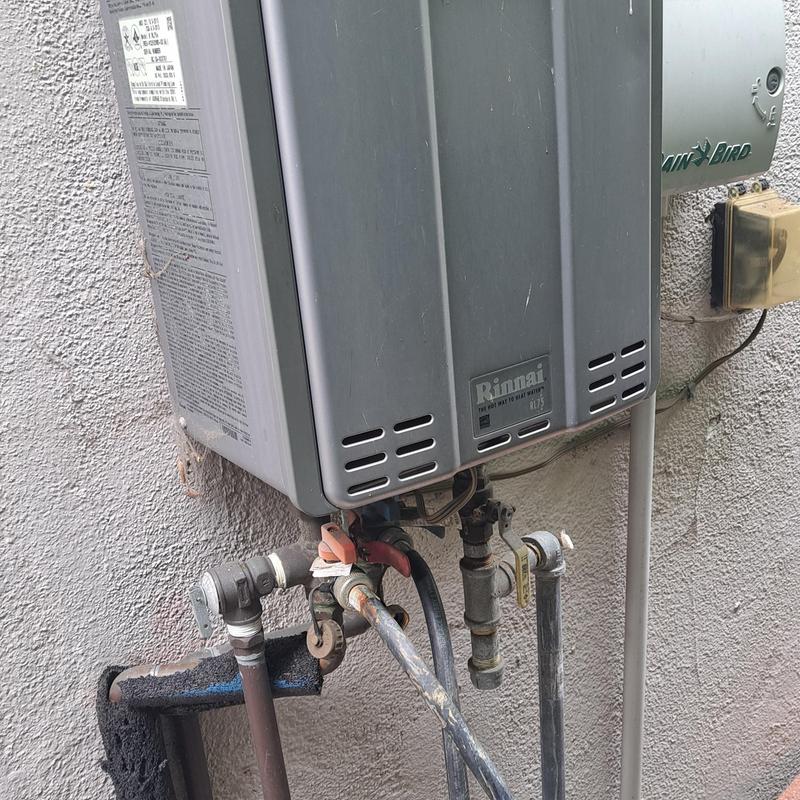 Tankless water heater with piping connections
