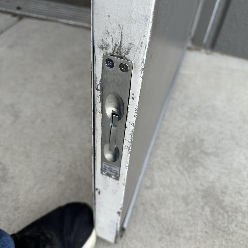 Flush bolt on commercial metal back door lock side