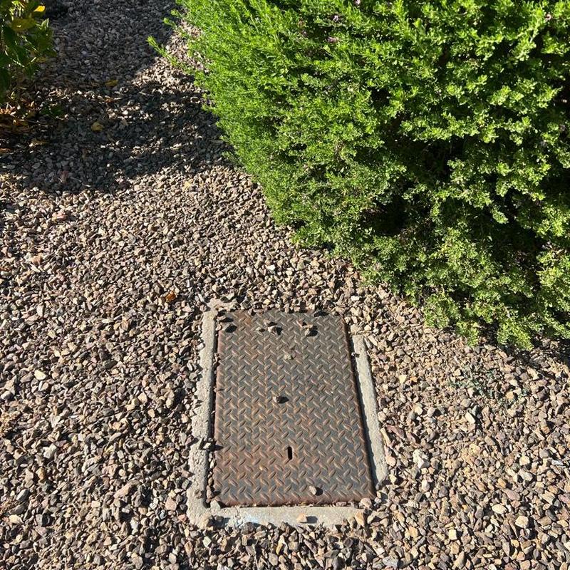 Pressure-reducing valve landscape box with gravel mulch