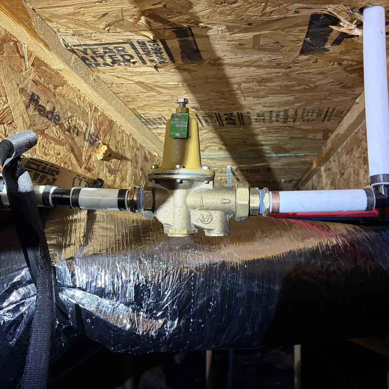 Pressure reducing valve with connected supply pipes Pressure reducing valve with connected supply pipes