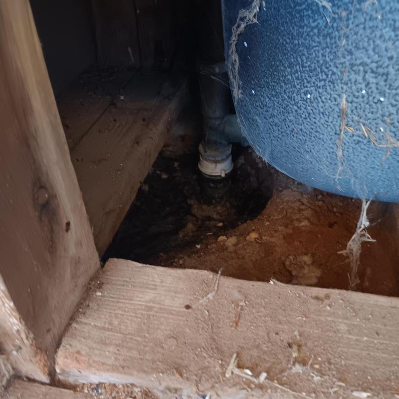 Bathtub waste and overflow pipes under slab flooring