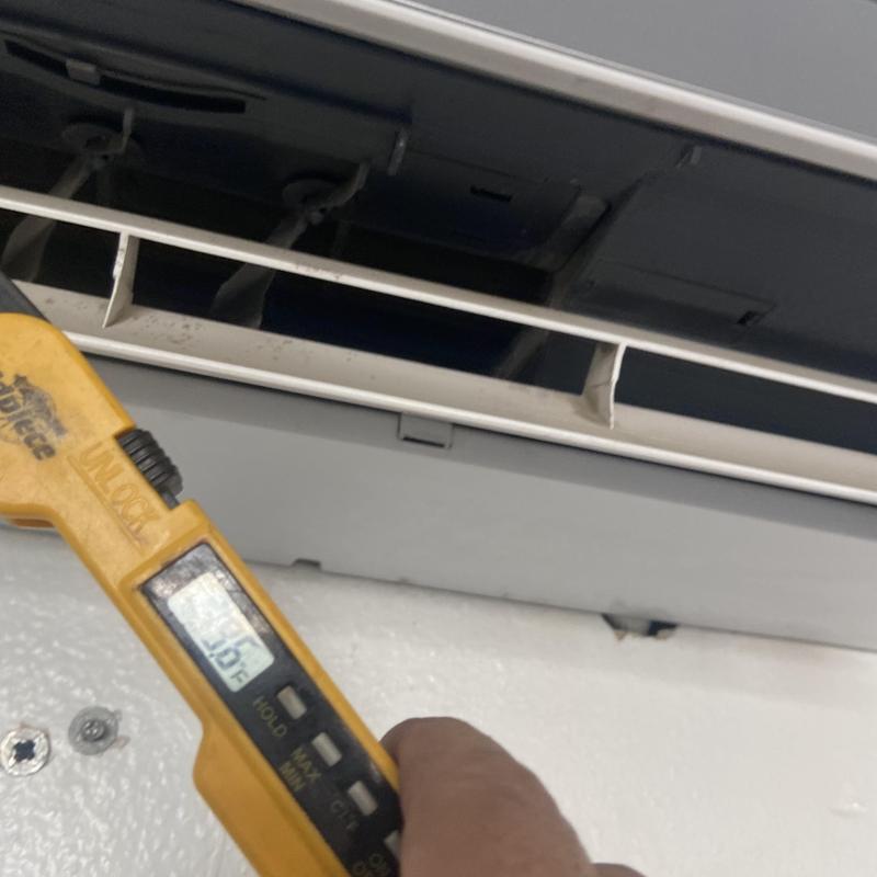 Air conditioner service valve leak detection and refrigerant refill Air conditioner service valve leak detection and refrigerant refill