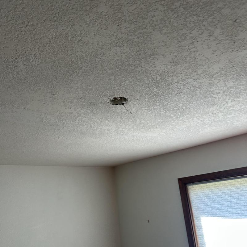 Ceiling light wiring box in empty room Ceiling light wiring box in empty room
