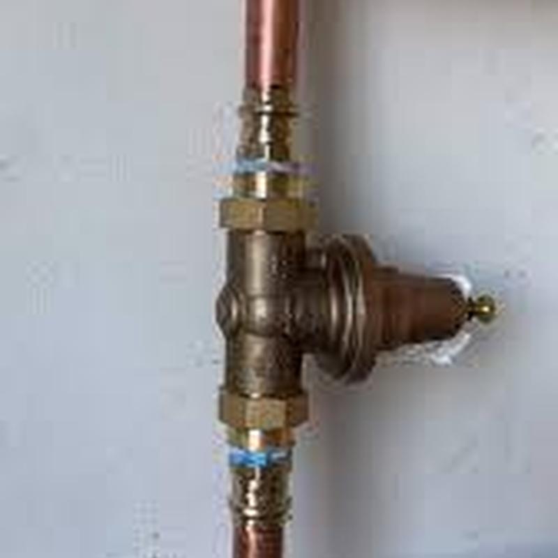 Water pressure regulator with copper piping installation Water pressure regulator with copper piping installation